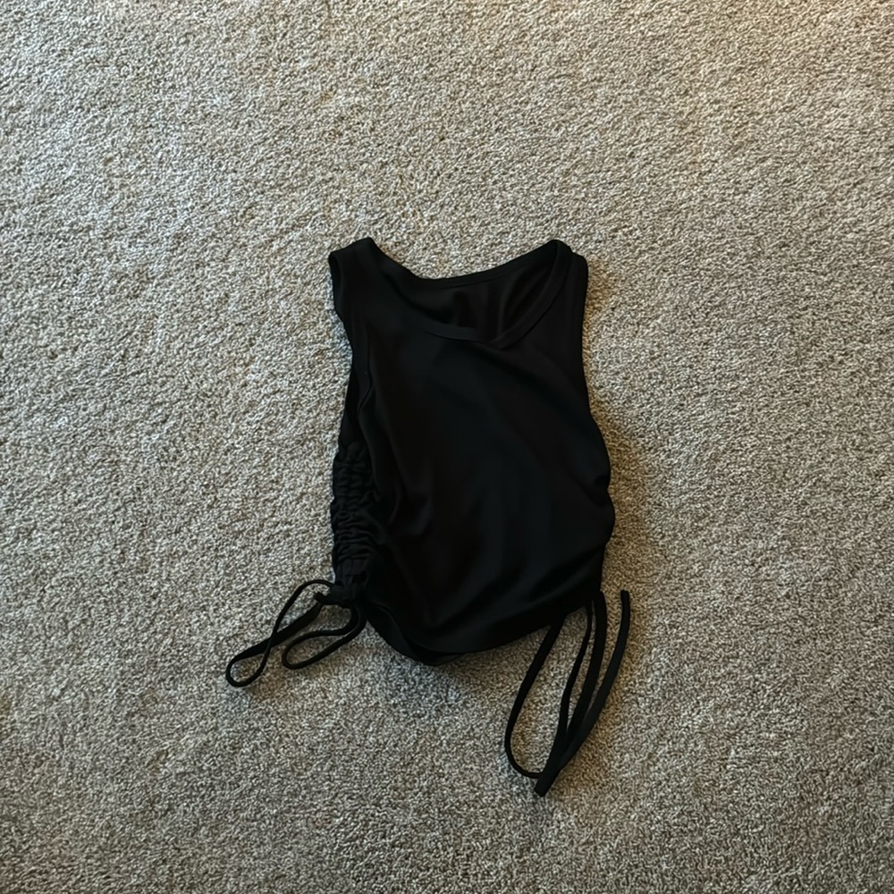 women’s black cropped tank top
